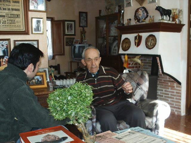 Antonio Moreno departiendo durante la entrevista con Antonio Girol. (FOTO:G.Fernández.)