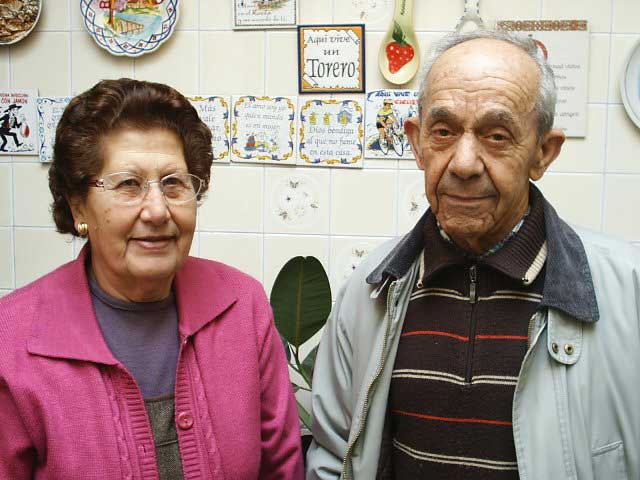 Aquí vive un torero, reza en el baldosín. Habría que decir dos, porque Dolores también tiene alma de torero.