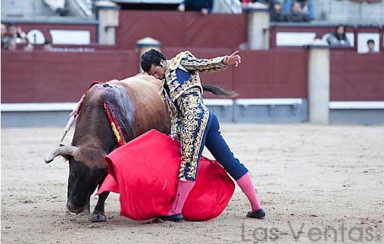 Morenito dando un trincherazo a 'Acosadillo', el último Carriquiri lidiado en Las Ventas como sobrero. (FOTO: Juan Pelegrín/Las Ventas)