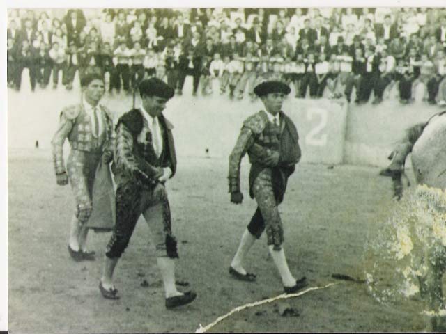 Actuación en Alcuéscar en 1948, haciendo el paseíllo.