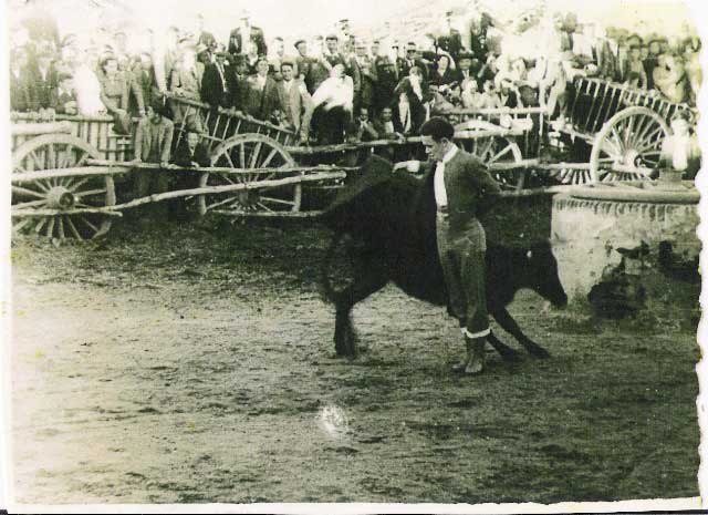 Manoletinas en una plaza de carros. Manolete siempre presente en su tauromaquia.