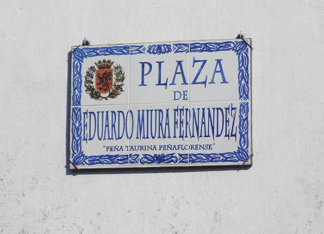 En el patio del cortijo un recuerdo de las peñas que visitan la ganadería.