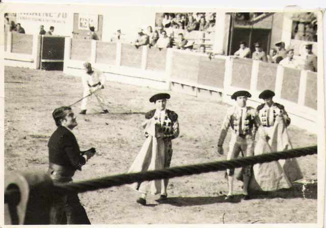 Acompañando en la vuelta al ruedo a Gregorio Moreno Pidal en un festejo en que toreó reses en punta.