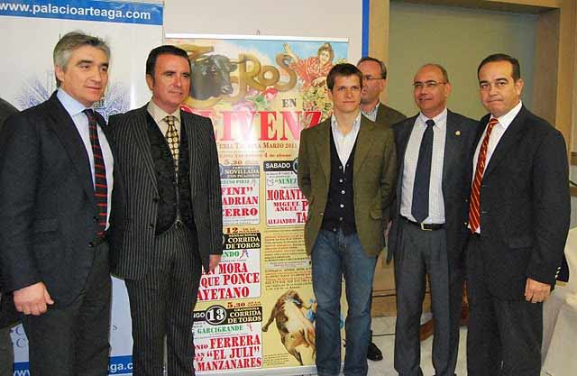 Los protagonistas de la noche oliventina posando ante el cartel.