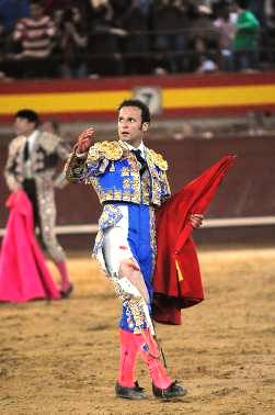 Ferrera recogiendo el saludo de la afición de Valdemorillo. (FOTO: Julián López/burladero.com)