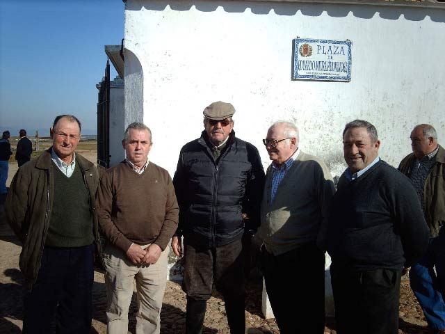 Eduardo fotografiado con los padres de algunos de los peñistas.