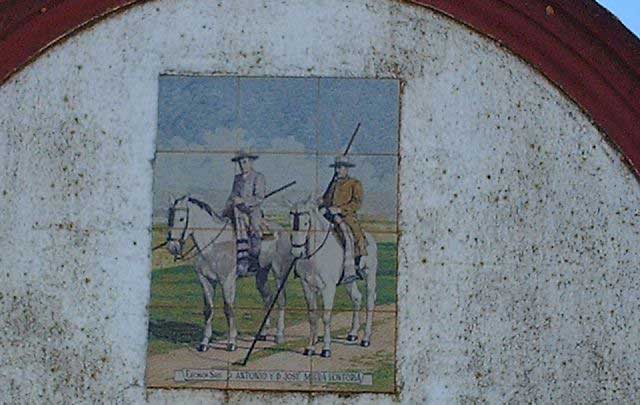 Azulejo con la imagen de los ganaderos que adorna la entrada a la plaza de tientas.