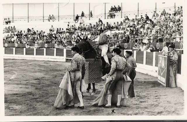 En su época de subalterno junto a Javier Elbal, guardando al picador.