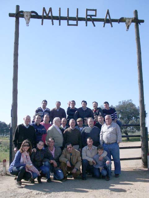 Los miembros de la Peña a la entrada de la finca.