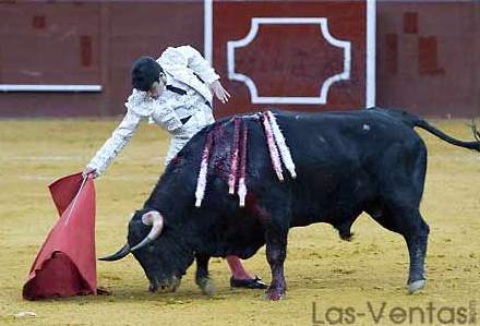 Exigente derechazo de Talavante en Vistalegre. (FOTO:Juan Pelegrín/Las Ventas.com)