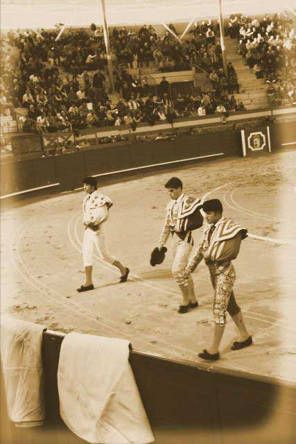 Antonio trenzando el paseíllo junto a Rubén Pinar y César Jiménez.