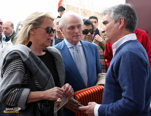 Cutiño charlando con la señora de Ramón Calderón.