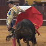 El tradicional pase cambiado por la espalda de Perera. (FOTO: Gallardo)
