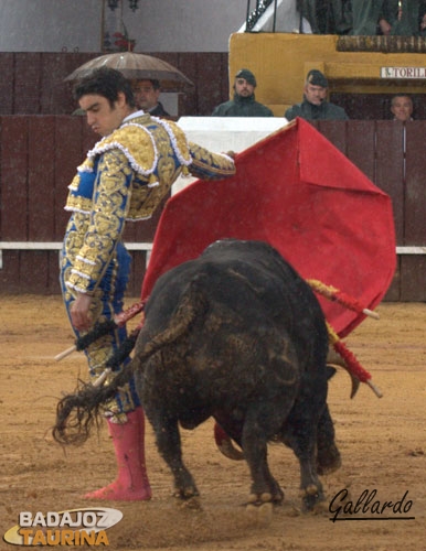 El tradicional pase cambiado por la espalda de Perera. (FOTO: Gallardo)