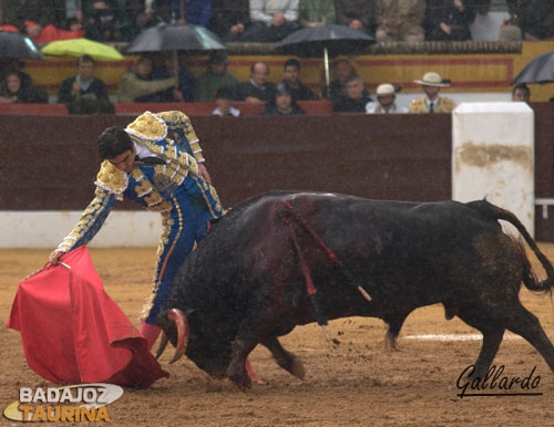 Perera templando con la derecha la embestida del primero.