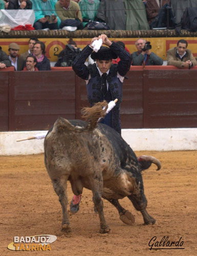 Julio López asomándose al balcón en el tercero.