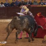 Toreo con sabor mexicano ante el primer cuvillo de su lote. (FOTO:Gallardo)