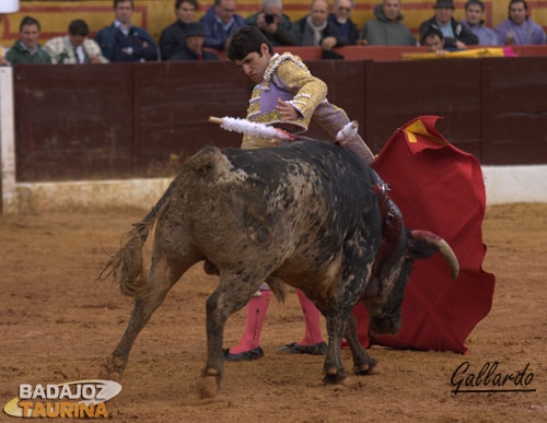 Toreo con sabor mexicano ante el primer cuvillo de su lote. (FOTO:Gallardo)