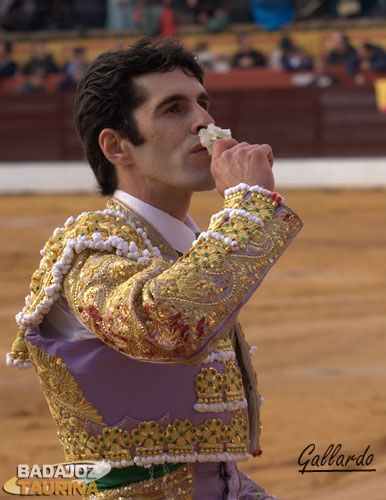 Besando un clavel que le lanzaron en la vuelta al ruedo.