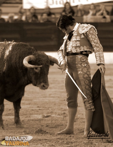 Desplante de Morante ante el cuarto toro de la tarde. (FOTO:Gallardo)