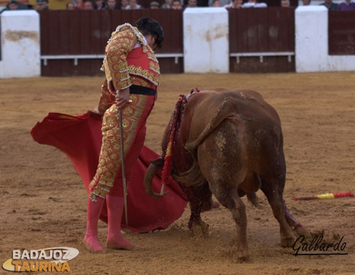 Fíjense en los pies y la cadera del torero sevillano...¡puro arte!