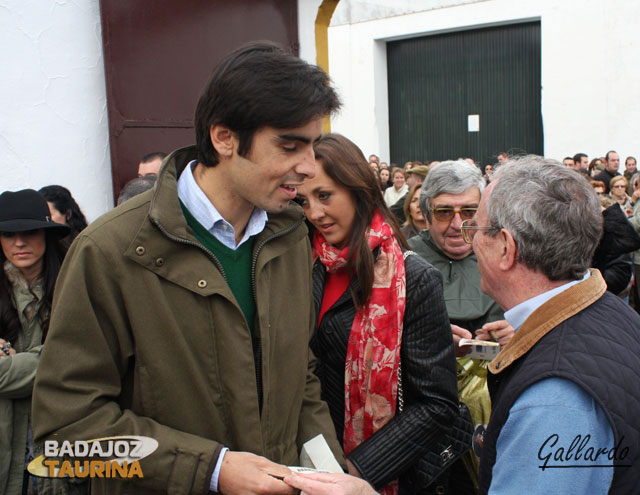 Miguel Ángel Perera y su novia Verónica Gutiérrez a la llegada a la plaza.