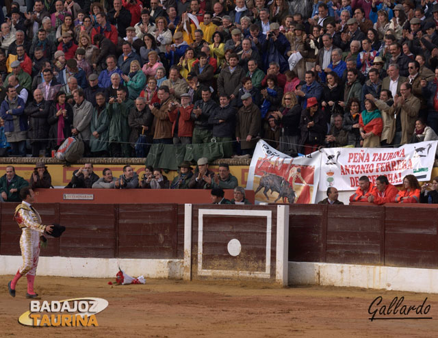 Antonio Ferrera pasando frente a los socios de su peña de Aceuchal.