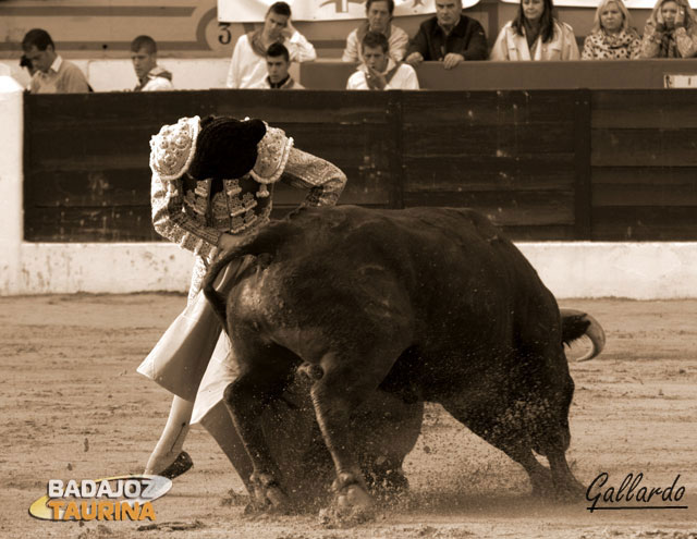 El Juli, abrochando con la media los lances de recibo. (FOTO: Gallardo)