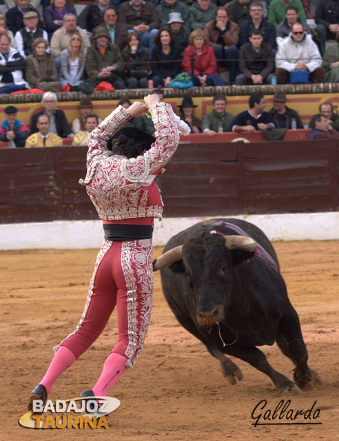 Álvaro Montes, asomándose al balcón para clavar un gran par.