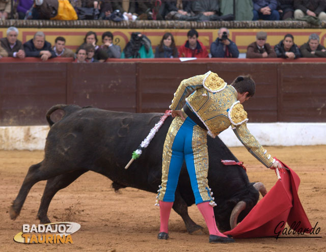 Más de media muleta arrastrando por la arena para someter la embestida.