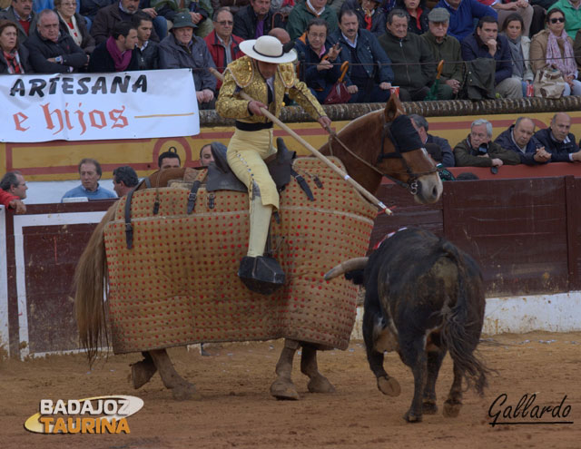 A punto de sujetar al tercer toro de la tarde en el peto.