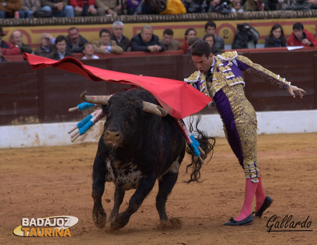 José María dando uno de pecho en el primero de su lote.