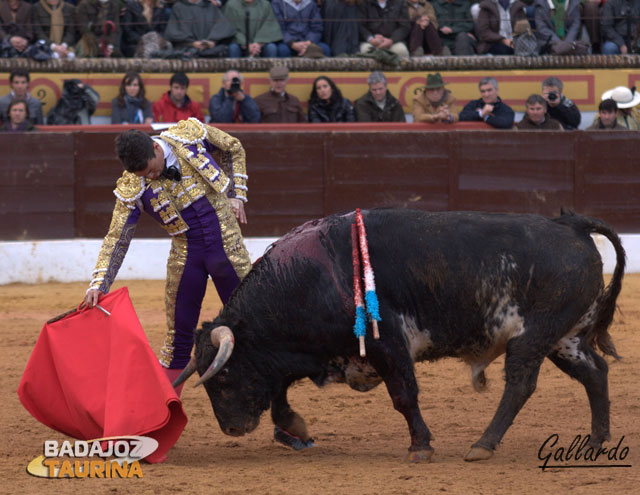 Barbilla en el pecho, cintura rota, muñeca relajada...