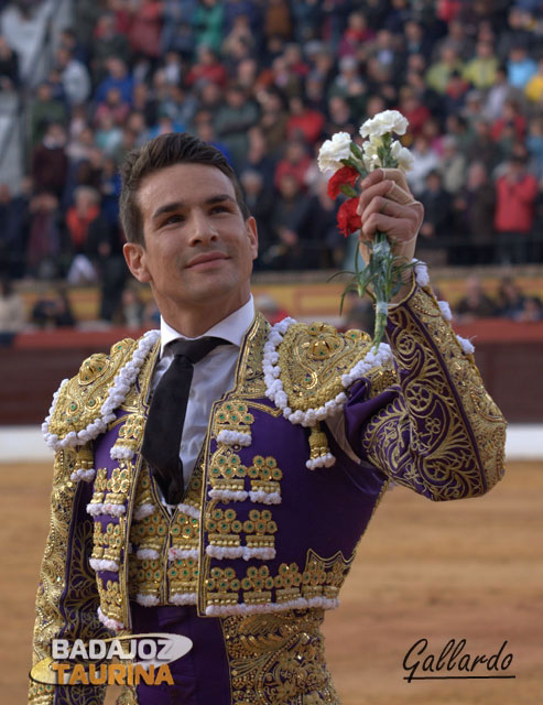 Paseando su premio por el ruedo de Olivenza.