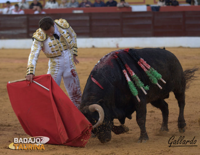 Derechazo relajado de Ferrera a Mosquetero. (FOTO:Gallardo)