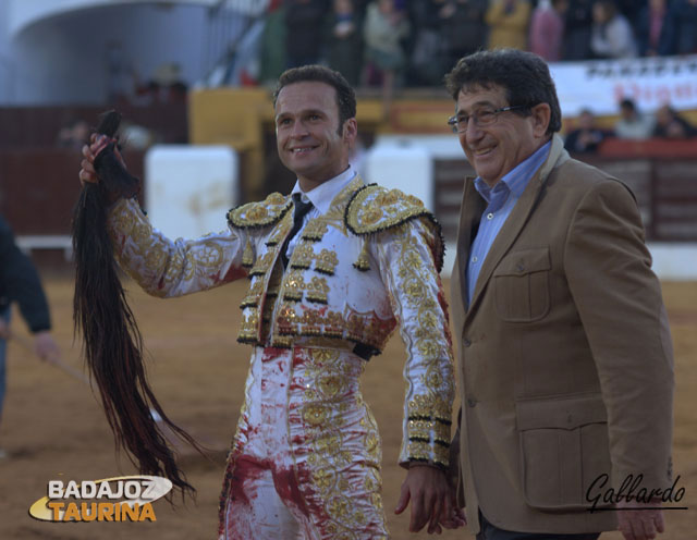 Dos orejas y rabo simbólicos y la felicidad de torero y ganadero.