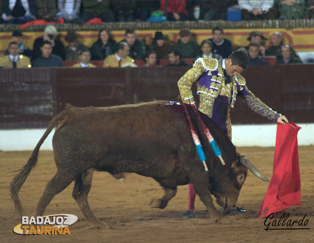 Imponente muletazo de Manzanares al peligroso sexto. (FOTO:Gallardo)