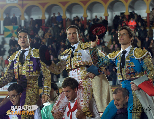 Los tres a hombros. (FOTO: Gallardo)