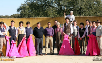 Antes de iniciarse la tienta, posando con el maestro Ferrera. (FOTO: Gallardo)