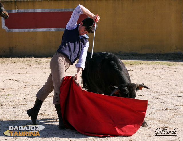 José M. Garrido adornándose en el remate.