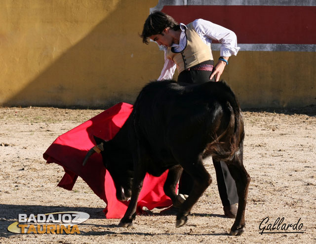 Javier Moreno muy seguro con la derecha.