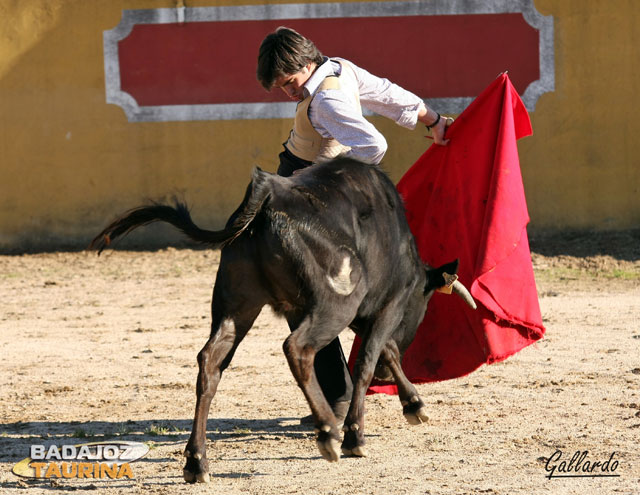 Moreno dando un pase cambiado por la espalda.