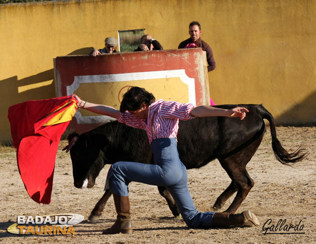 Emilio Salamanca dando un pase de pecho rodilla en tierra.