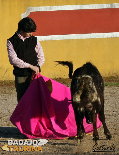 Juan Carlos Carballo gustándose en el remate de capote.