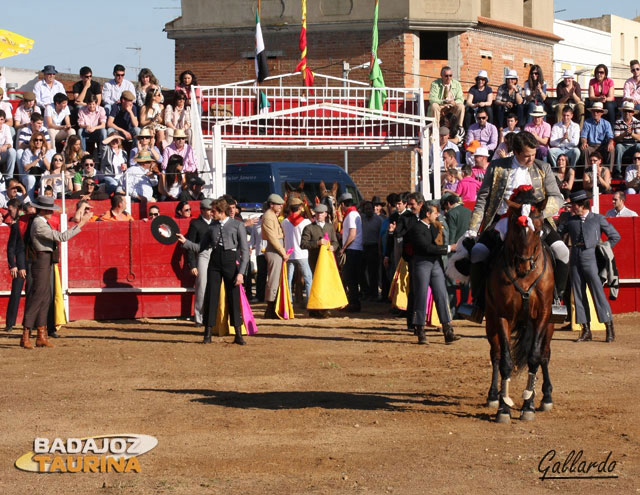 Momento del paseíllo. Todos para adelante.