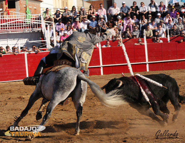 Moura Caetano clavando la tercera banderilla. 