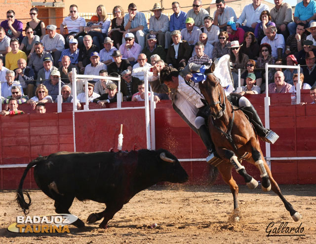 Paulol Caetano clavando las cortas. (FOTO: Gallardo)