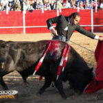 El Cartujano, alargando la embestida con la zurda. (FOTO:Gallardo)