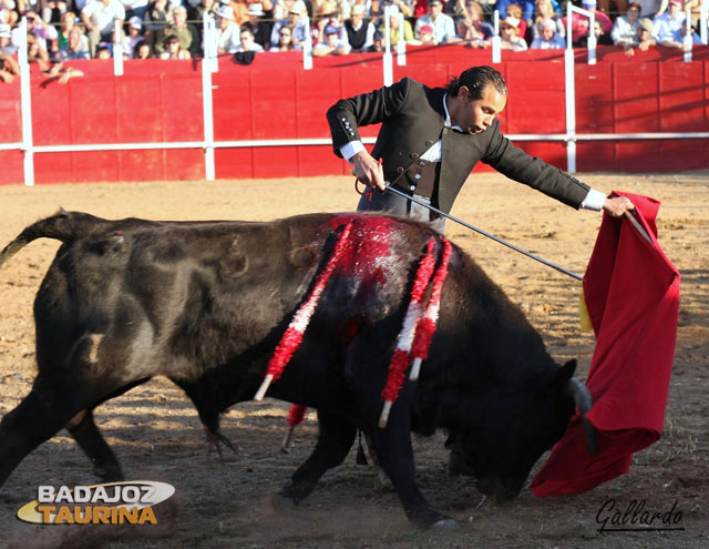 El Cartujano, alargando la embestida con la zurda. (FOTO:Gallardo)