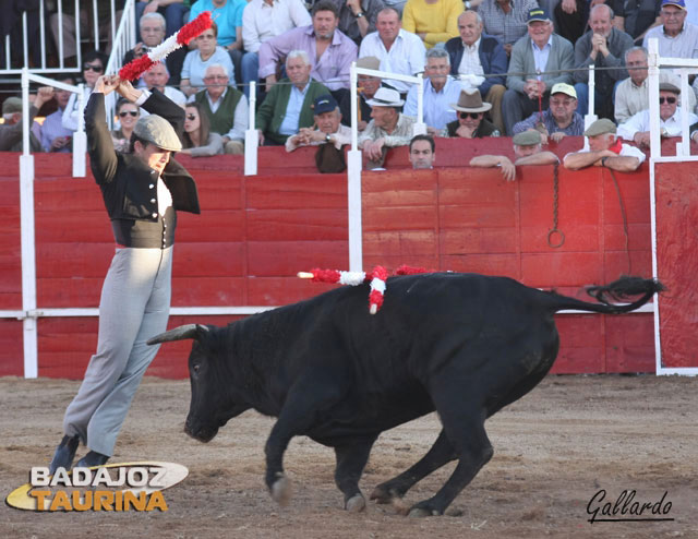 Pedro Mariscal levantando los brazos para dejar el par.